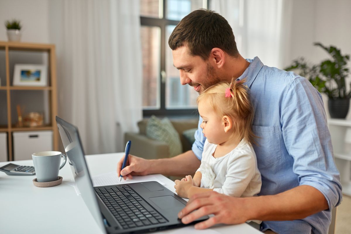 Vater mit Kind im Homeoffice