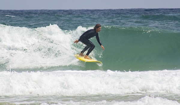 B2B Surfcamp französische Atlantikküste: Meer, Strand und Surfer