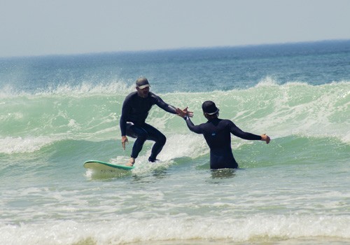 B2B-Surfcamp Surfer zusammen im Wasser