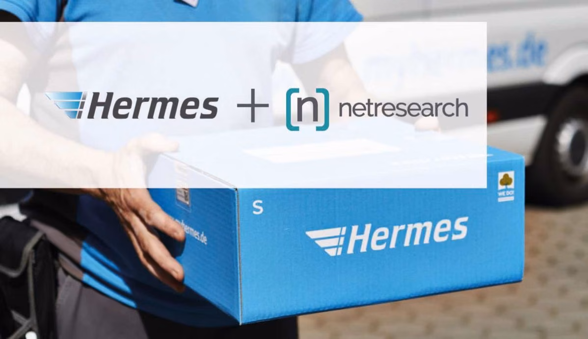 Logos von Hermes und Netresearch. Im Hintergrund ist eine Person zu sehen, die ein Paket in der Hand hält.
