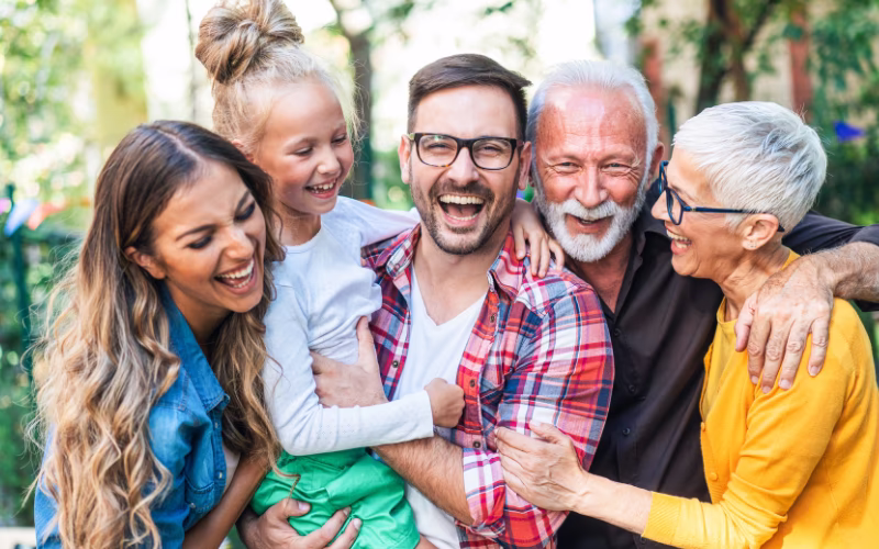 Case Study Hermann Meyer KG: Foto von Kunden aller Altersstufen