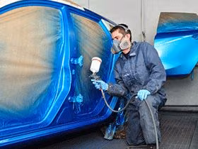 Axalta Coating Systems: Mann sprüht Autolack auf Auto